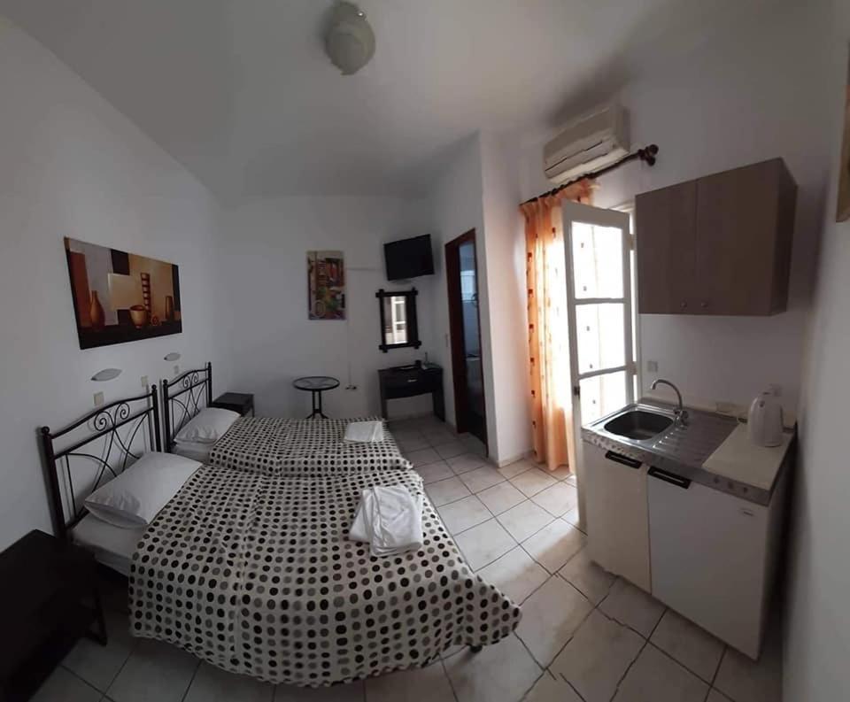 Rooms To Let Rena Монолитос Экстерьер фото