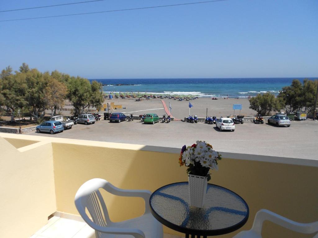 Rooms To Let Rena Монолитос Номер фото